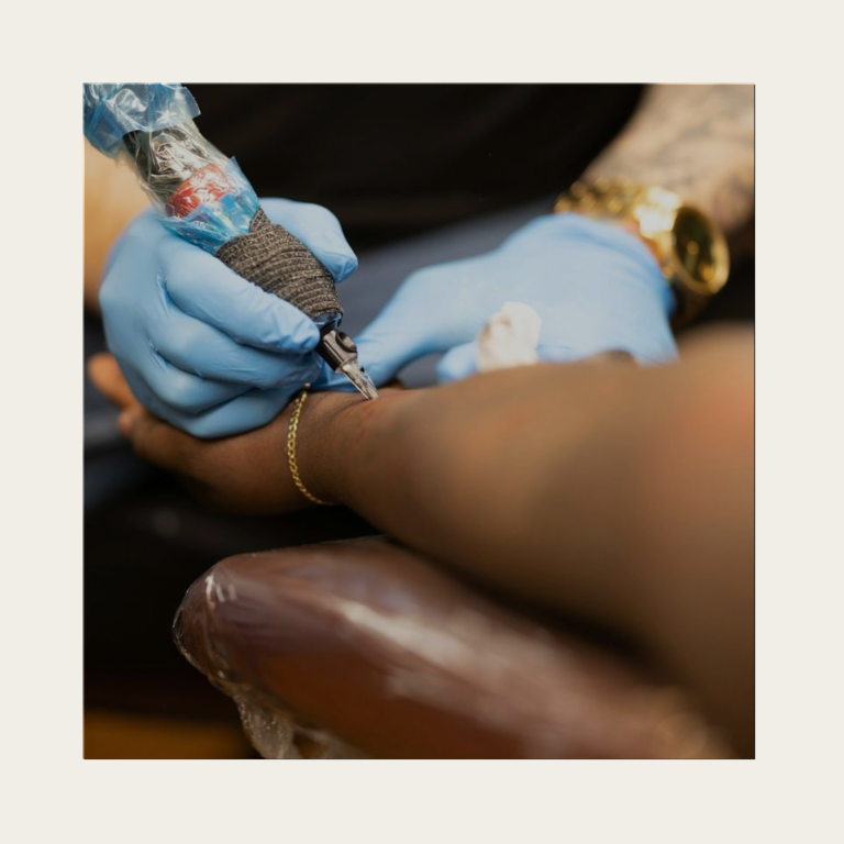 Fineline Tattoo Lettering Dotwork, Wimpernverlängerung oder Lash & Browlfiting - alles gibts in Grevenbroich bei awacosmetics